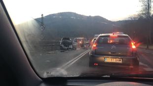 Un camió perd una bala de palla i impacta contra un turisme, causant un ferit a la C-66 a Girona