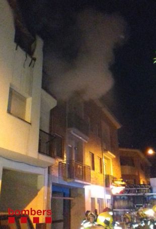 Dos Mossos i un Policia Local, intoxicats en l'incendi d'un pis a Santa Coloma de Farners