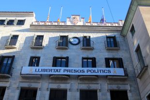 Cs denuncia 23 ajuntaments gironins per tenir pancartes independentistes