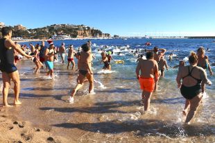 Més de 300 nedadors en el primer bany de l'any a la platja de Sant Feliu de Guíxols