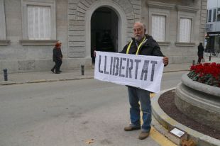 Un veí de Porqueres protestarà cada dia tot sol demanant l'alliberament dels presos polítics