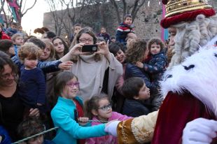 Milers de nens omplen els carrers de Girona esperant els Reis Mags