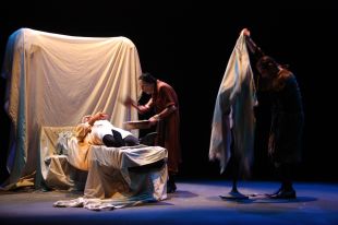 La Zaranda omple l'escenari del Teatre de Salt de fantasmes amb 'Nadie lo quiere creer'