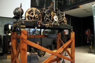 El Museu de la Tècnica de Figueres restaura l'antic rellotge del campanar de Sant Pere