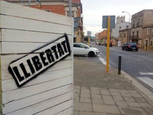 Les escultures dels consellers destituïts i els 'Jordis' creades a Lladó es traslladen a Bàscara