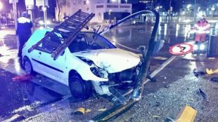 Un conductor begut s'estampa contra un semàfor a Girona