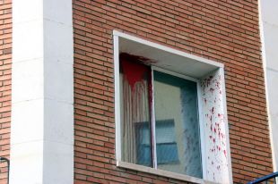Llancen una bengala i boles de pintura contra la comissaria de la policia espanyola de Girona
