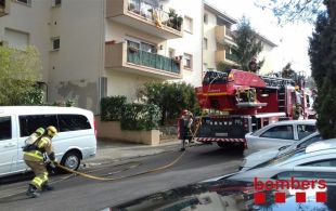 Cinc desallotjats en l'incendi d'un aire condicionat a un habitatge de Girona