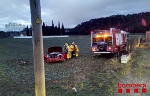 Un ferit lleu en una sortida de via a la GI-633 a Cervià de Ter