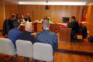 Es presenten dos dels 20 acusats pels aldarulls a Lloret del 2011 i es suspèn el judici