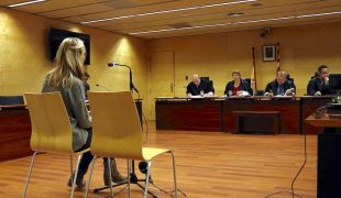 Absolen dues membres de CiU de Salt acusades de repartir propaganda la matinada de les municipals