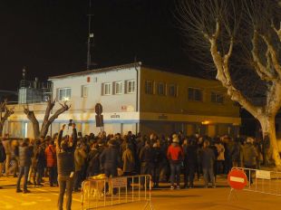 Cent persones protesten davant d'Aigües de Banyoles contra el nomenament de Santi Vila