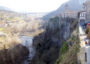 Mor ofegat un jove de 21 anys mentre nedava en un afluent del Fluvià, a Castellfollit de la Roca