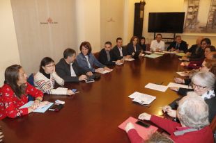 Aproven rebatejar la plaça Constitució per 1 d'Octubre amb els vots en contra de PSC, Cs i PP