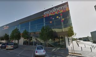 Rep l'alta el nen de 12 anys que va caure d'uns deu metres en una zona comercial de Salt 