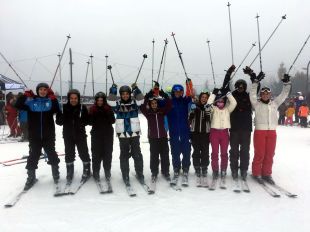 Un centenar de persones participen en un bateig de neu multitudinari a La Molina