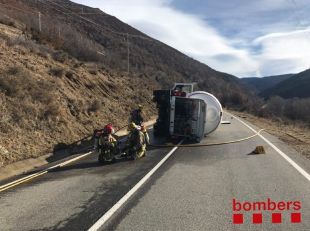 Reoberta la GIV-4082 a Alp després de retirar el gas propà del camió accidentat ahir