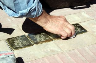 Olot, Santa Pau i Sant Feliu de Guíxols instal·larà llambordes Stolpersteine aquest 2025