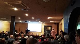 Més de cent veïns assisteixen a la xerrada per parlar sobre el nou model de residus a Vilobí d'Onyar