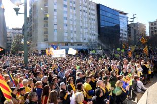 5.000 persones reclamen la llibertat dels presos polítics a la Plaça 1 d'Octubre de Girona