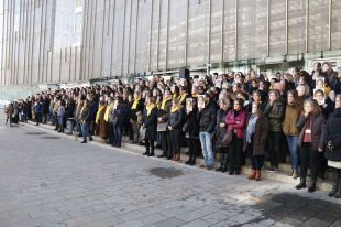 Els treballadors de la Generalitat a Girona defensen la investidura amb una careta de Puigdemont