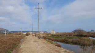 Comencen a desmantellar i soterrar la línia elèctrica de la Pletera a Torroella de Montgrí