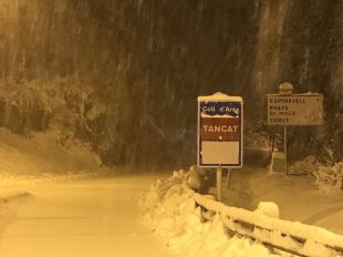 Tallades quatre carreteres gironines per la neu i en sis calen cadenes per circular