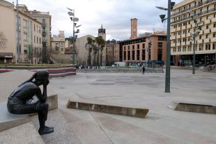 Queixes per ''riscos arquitectònics'' a la plaça U d'Octubre de Girona pels alumnes de l'Escola Eiximenis