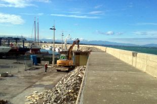 Comencen les obres de reforç del dic de recer al port de l'Escala