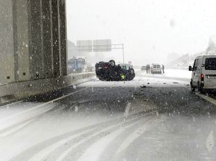 Un xoc entre dos vehicles a l'A-2 a Caldes obliga a tallar la calçada nevada
