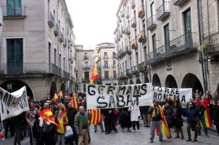 Menys de 300 persones es concentren a Girona contra el canvi de nom de la plaça de la Constitució