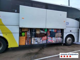 Denunciat un conductor a la Jonquera que utilitzava l'autocar per transportar mercaderies