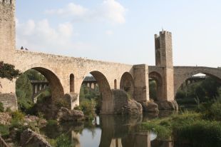 Foment adjudica per 514.000 euros les obres d'adequació de l'entorn del pont romànic de Besalú 
