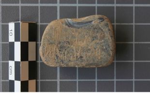 Descobreixen a Ullastret un objecte de plom amb inscripció ibèrica, una troballa excepcional