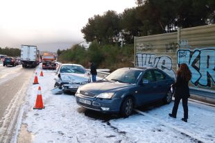 Tallat l'Eix Transversal a Santa Coloma de Farners per neu i gel a la carretera