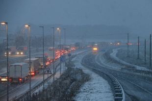 Una carretera es manté tallada per la neu i en quatre més és obligatori l'ús de cadenes