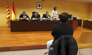 4 anys i mig de presó pel veí de Salt que va abusar de la seva fillastra i li feia veure vídeos porno