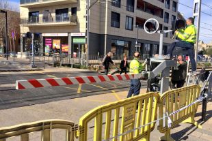 Acaba la reparació de la barrera del pas a nivell de Figueres després que hi xoqués un camió
