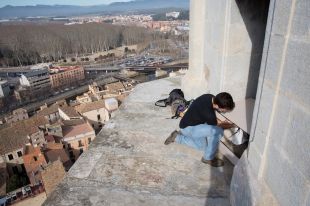 Girona instal·la una caixa niu de falcó pelegrí al campanar de la Catedral
