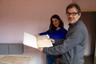Restauren documents del XVIII i XIX i pergamins medievals de Besalú malmesos per filtracions d'aigua