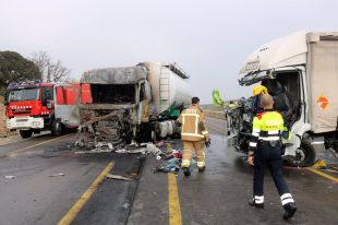 Un xoc entre dos camions talla l'N-II a Vidreres i un d'ells s'incendia