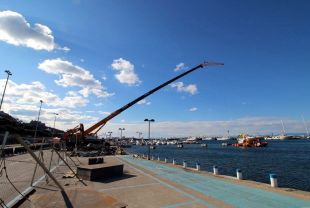 Enderroquen el molls i el pantalà del port de Roses per renovar les instal·lacions