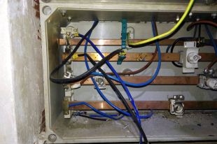 Arran difon un manual sobre com punxar la llum davant la nova tarifa elèctrica 