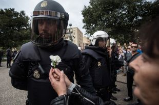 Amnistia Internacional acusa la policia espanyola d'actuar violentament l'1-O contra persones pacífiques