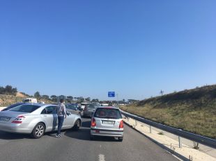 Un accident entre un camió i un cotxe talla l'A-2 a Caldes de Malavella