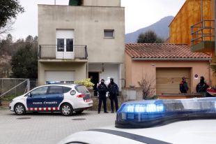 Traslladen el fill del detingut pel doble crim de Susqueda a la casa que escorcollen a Amer