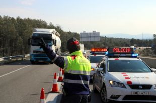 Desvien els camions a l'Eix al seu pas per Santa Coloma de Farners davant la previsió de més nevades
