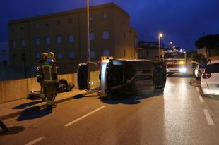 S'encasta contra dos vehicles aparcats i acaba bolcant a l'Escala