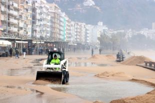 Blanes crea un mur de sorra al Passeig Marítim per frenar els efectes de la llevantada