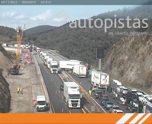 Tallada l'AP-7 a la Jonquera en sentit nord per un xoc entre tres camions en territori francès